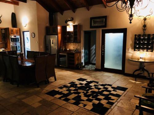 Krogs/atpūtas telpa, Luxury Villa at Elements Golf Course - Bela Bela in Waterberg Estate