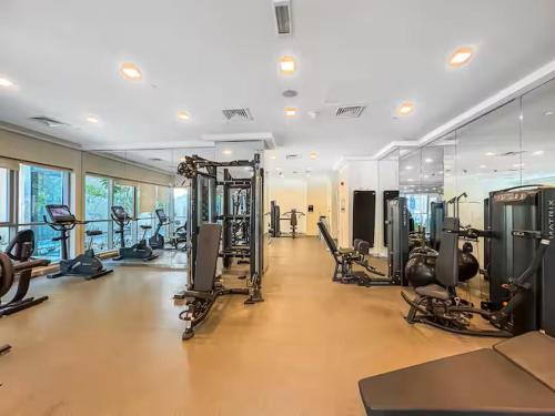 Vogue Vacation Homes, Downtown Boulevard Central near Burj Khalifa and Dubai Mall, Two Bedroom Apartment with Balcony and Burj Khalifa View, Access to all Amenities, Dubái (foto 4)