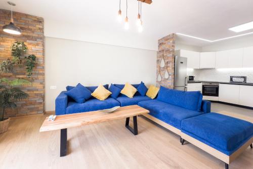 Three Bedroom Stylish Apt next to Acropolis, Афины