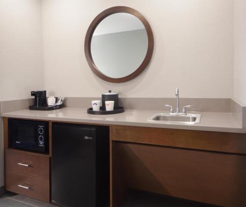 Hampton Inn & Suites Cleveland-Mentor - image 11