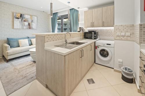 1BR Seven Palm Modern Fully Furnished Infinity Pool Rooftop and skyline views - image 2