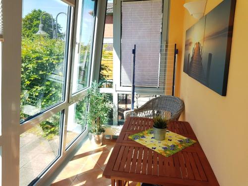 Ferienwohnung 2 im Haus am See mit Terrasse und Wintergarten in Altensien