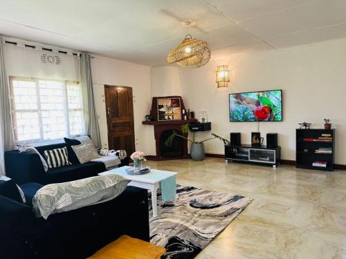 The Manor Garden House - Arusha Eight-Minute City Stay – khách sạn tại Elerai