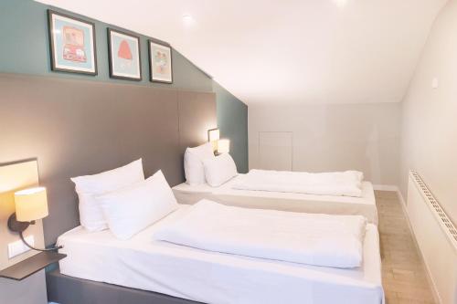 4 twin beds