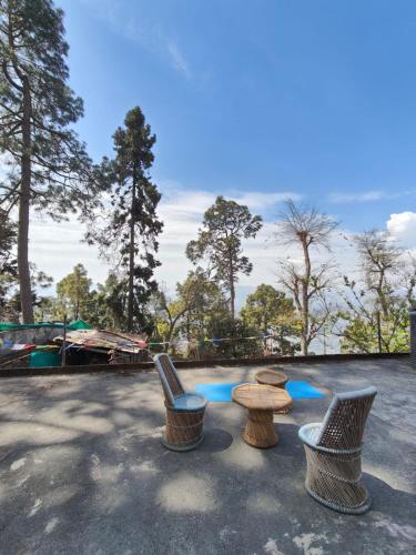Omgivelser, Turiya Niwas kasardevi in Almora