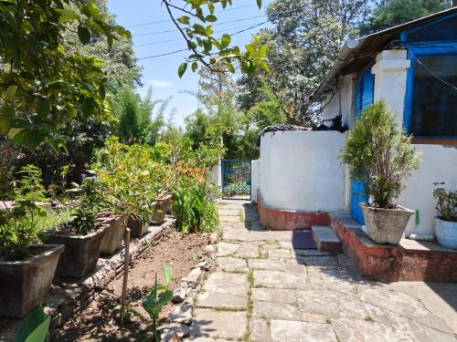 Utvendig, Turiya Niwas kasardevi in Almora