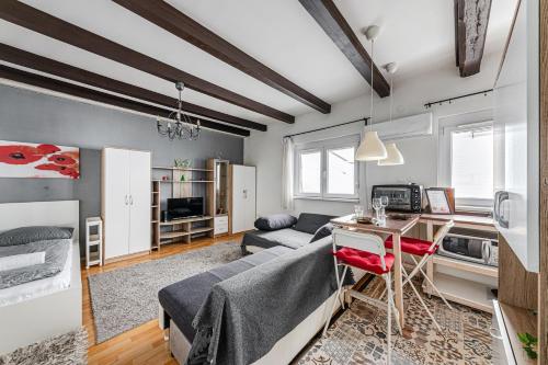 Cozy Nest Hideaway with AC near Grand Boulevard, Budapest