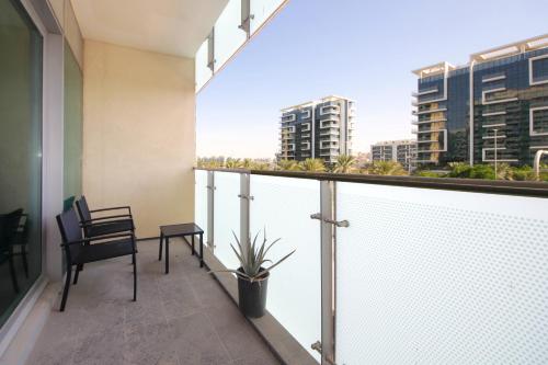 Silk Valley - Al Raha Luxury 1B with Direct Beach Access - image 3