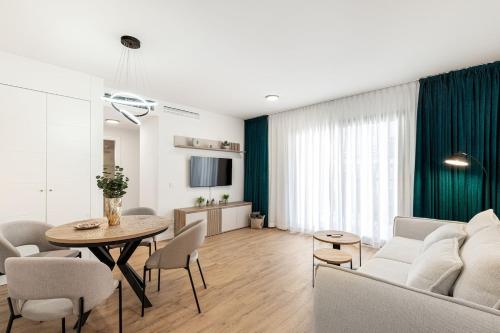 Casa Paseo - new apt with sea views from terrace
