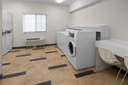 Candlewood Suites Oak Grove/Fort Campbell an IHG Hotel - image 11