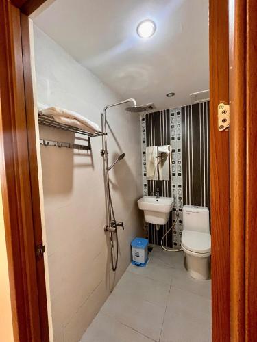 Bathroom, HOANG ĐE motel in Chau Doc (An Giang)