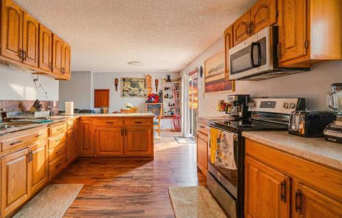 Konyha, Charming Basement Stay with Workspace AC & Fire Pit in Maplewood