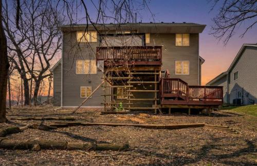 A szálláshely kívülről, Charming Basement Stay with Workspace AC & Fire Pit in Maplewood