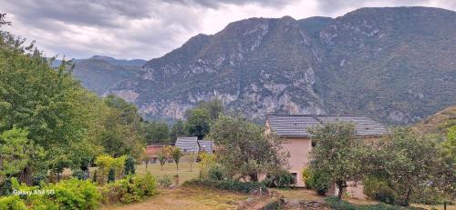 Grande maison de montagne restaurée vue Pyrénées, pied randos, télétravail (Grande maison de montagne restauree vue Pyrenees, pied randos, teletravail) in 歐高蘭利沙利班
