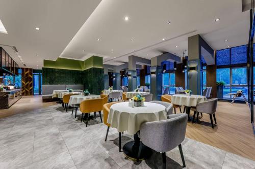 Restaurant, 和颐至尊-西安锦业路神州数码科技园丈八四路地铁站店 in Greenland Exhibition Center