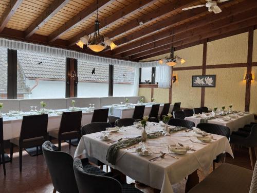 餐廳, 祖爾費里斯晨葵樂旅館 (Gasthaus "Zur frischen Quelle") in 格雷芬維斯巴赫