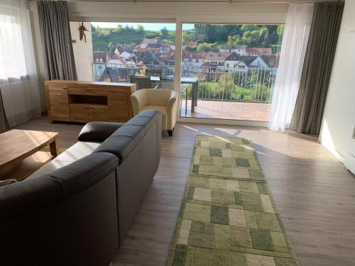 Guestroom, Große Ferienwohnung mit Balkon in Sankt Martin, Pfalz in Sankt Martin