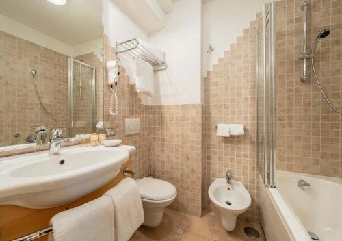 Camera tripla, deluxe
