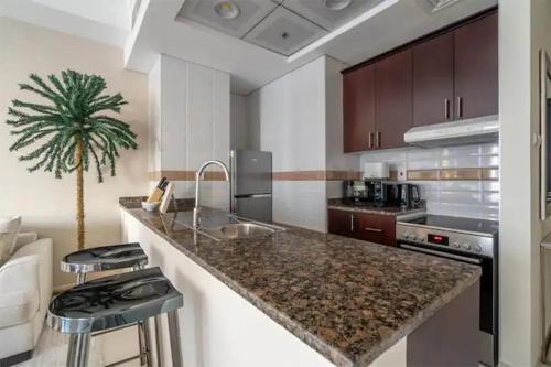 Studio Apt w/ canal and sea views close to metro - main image