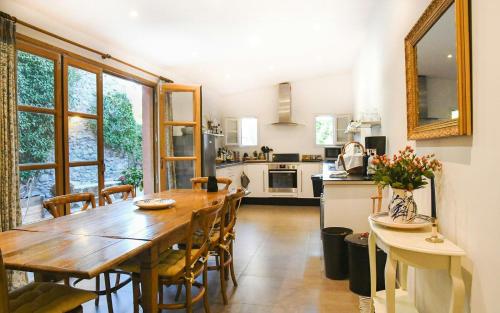 Viesnīcas āriene, Charming Riverside House In Medieval Village in Villeneuve-Minervois