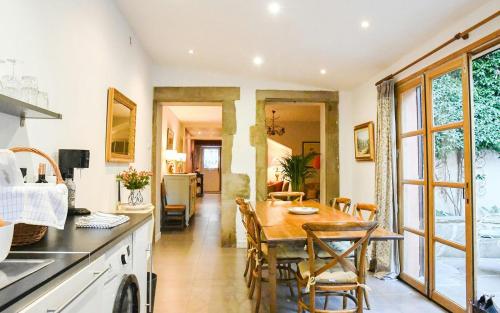 Viesnīcas āriene, Charming Riverside House In Medieval Village in Villeneuve-Minervois
