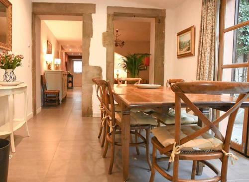 Viesnīcas āriene, Charming Riverside House In Medieval Village in Villeneuve-Minervois