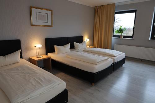3 twin beds