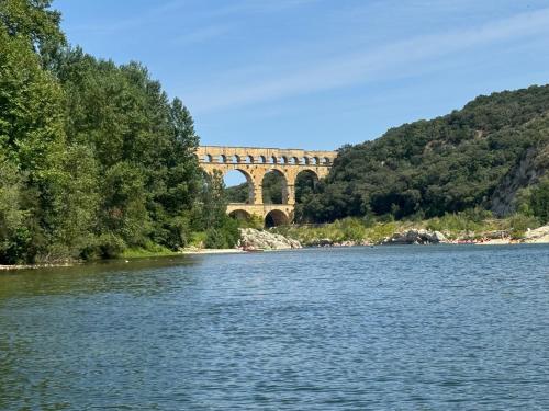Jabadao - Chambre familiale a Sernhac proche Pont du Gard - Redessan