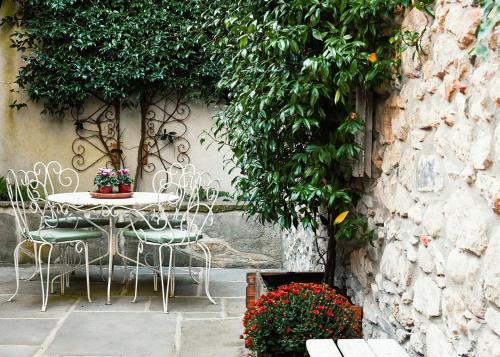Viesnīcas āriene, Charming Riverside House In Medieval Village in Villeneuve-Minervois