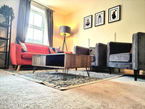 Spacious 4 Bed Family Home with Private Garden & Free Parking - Hamilton – khách sạn tại Stoneygate
