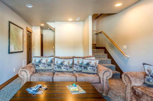 Sunny Mountain Cabin for a Group Getaway in West Glacier, Montana in 西冰河(蒙大拿州）