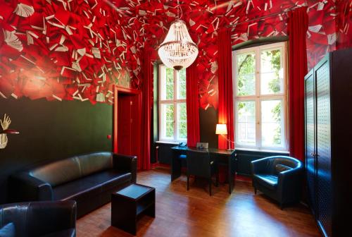 room detail thumbnail 2