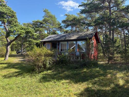 Liten stuga med havsutsikt – khách sạn tại Brissund