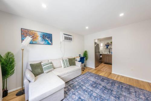 Fresh 2BR with Easy NYC Access w. WiFi and Laundry – khách sạn tại Bắc Ironbound