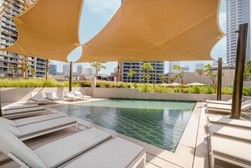 High Rise Premium 2BR apt PS5 Burj Khalifa view. - image 2