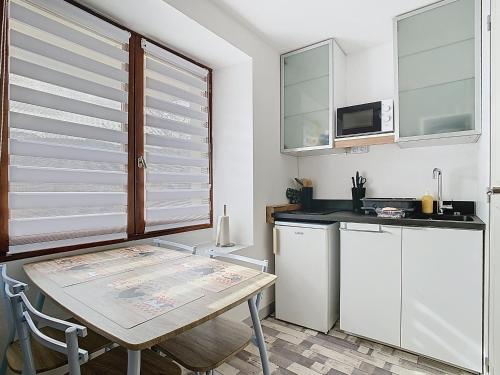 virtuve, Les Cerisiers in Saint-Etienne-de-Crossey (Rhone-Alpes)