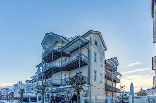 Fewo-Nordlicht-in-Binz-2-Raum-bis-4-Pers-Direkt-am-Strand-Meerblick-Aufzug-Wallbox-Hund in Ostseebad Binz
