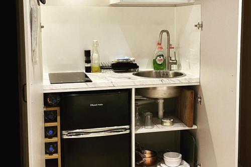 Private Room - Sleeps 2 - Private Entry - Parking in Dorridge