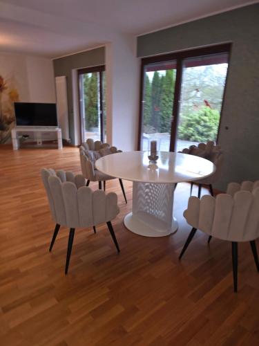 Exklusive Ferienwohnung Bad Salzschlirf - direkt am Waldrand - großer Garten kompett umzaunt - Hunde in Bad Salzschlirf