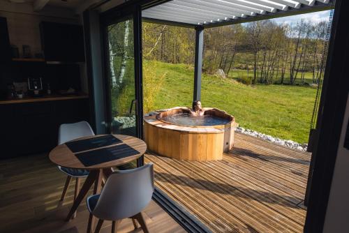Balkons/terase, Ecrin d'Auvergne Lodge et SPA privatif in Champs-sur-Tarentaine-Marchal