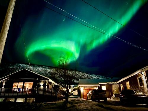Modern Apartment with Aurora & Midnight Sun Views, Close to Snow Dome, ski slopes Store & Bus Stop, Free Parking 2