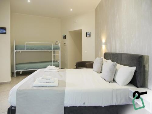 1 queen bed, 1 twin bed, 1 bunk bed