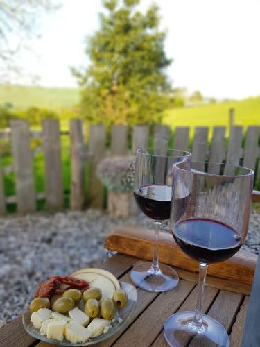 Cozy Cabin Retreat on top of the Shropshire hills in Bettws-y-crwyn