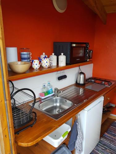 Cozy Cabin Retreat on top of the Shropshire hills in Bettws-y-crwyn
