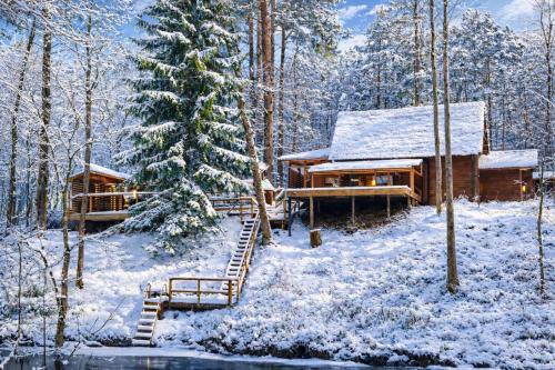Viesnīcas āriene, Guest House Jugland with Private Sauna Hot Tub and River Access Near Riga in Tīnūži