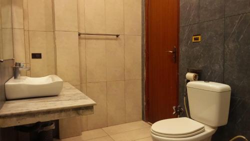 Royalz Hotel - image 2