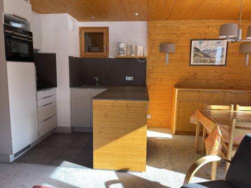 Appartement 3 étoiles à Méribel : 4 chambres, balcon, proche pistes - FR-1-355-49 (Appartement 3 etoiles a Meribel : 4 chambres, balcon, proche pistes - FR-1-355-49) in Meribel