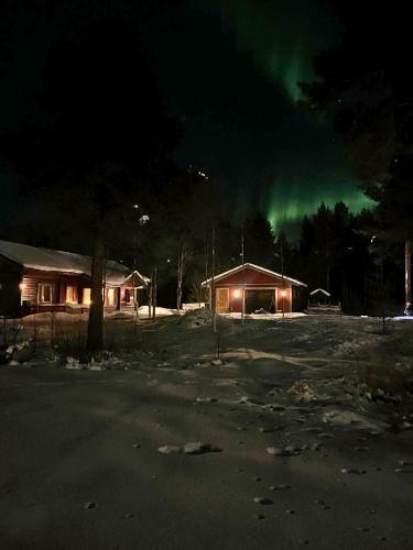 Фасада на хотела, Cozy Timber Lodge With Sauna & Grill Hut in Storsteinnes