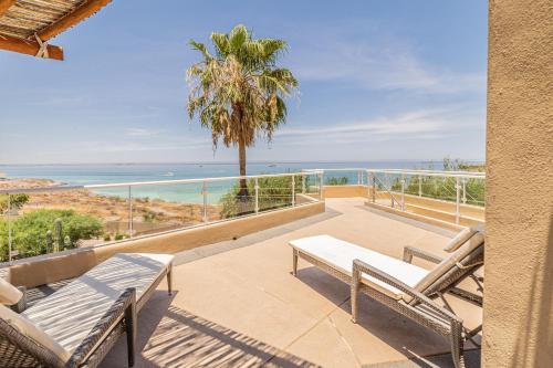 Luxury Oceanfront Villa 7 at Puerta Cortes Resort with Jacuzzi & Golf Cart, La Paz