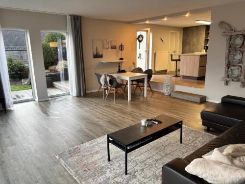 Istaba viesiem, Ferienwohnung mit Terrasse und eigenem Garten in Ortsrandlage in Selters (Westerwald)